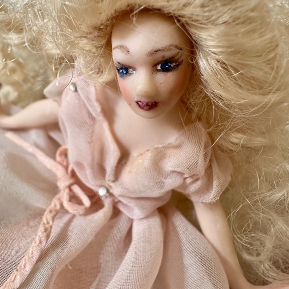 VINTAGE, TEACUP FAIRY. PORCELAIN DOLL, DRESSED IN PINK. MADE IN GERMANY. - Picture 9 of 10